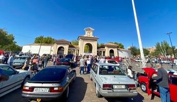 25 aniversario del Automóvil Club Mancha en Albacete con una concentración de coches clásicos