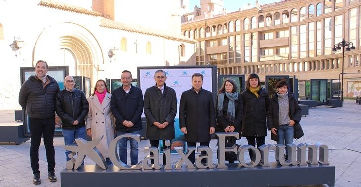 Serrano inaugura la exposición fotográfica “Los colores del mundo” en la Plaza Virgen de Los Llanos de Albacete