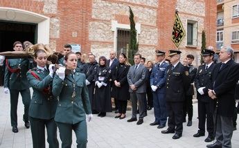 Serrano agradece a la Guardia Civil su participación portando al Cristo de la Expiración en la procesión de la Soledad de Albacete