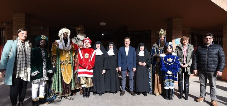 Los Reyes Magos visitan, junto al alcalde de Albacete, Asprona y el Asilo de San Antón