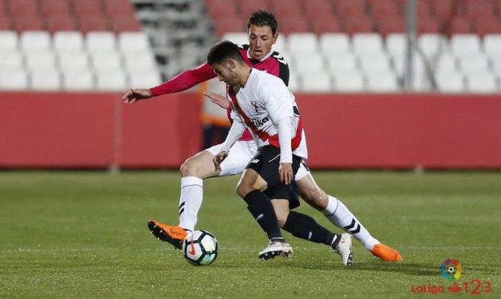 Una jugada del partido disputado por el Alba ante el filial del Sevilla.