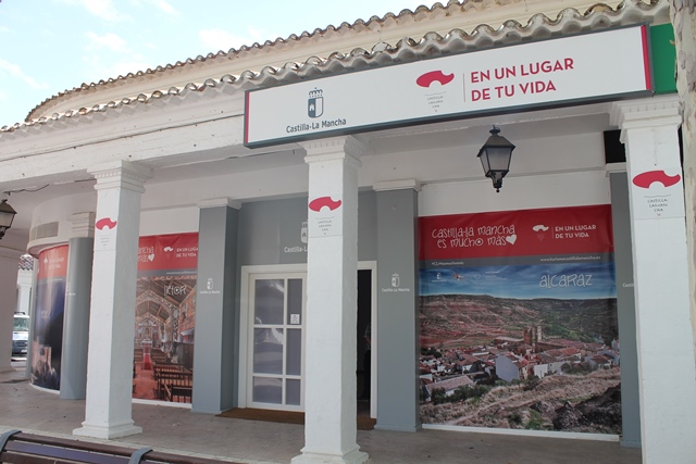 Diversas actividades de la Junta en su stand en la Feria de Albacete, destacando el video-mapping en la facha de la plaza de toros