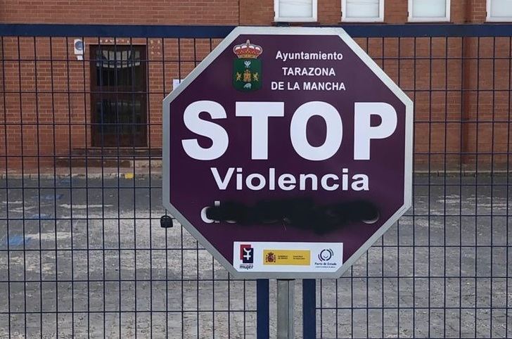 Vandalismo en algunas de las señales contra la violencia machista en Tarazona de la Mancha