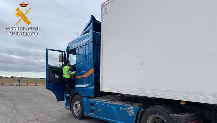 Dos camioneros se intercambiaban su tarjeta del tacógrafo para alargar los tiempos de conducción, en Almansa