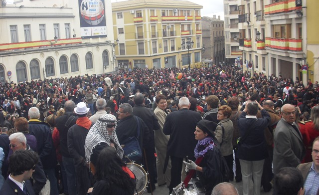 Imagen de una multitudinaria tamborada en Hellín.