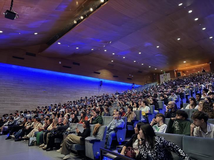 El youtuber Tapy enseña a estudiantes sobre ciberacoso y adicción, en Albacete