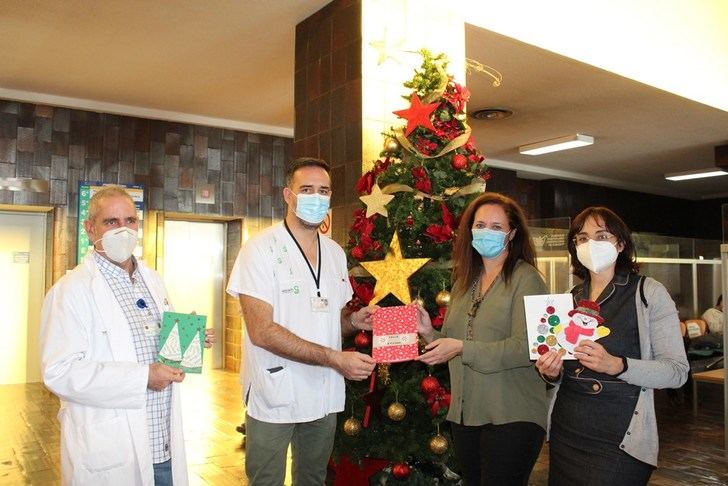 La Universidad Popular de Albacete felicita la Navidad al personal sanitario con tarjetas de varias de sus aulas