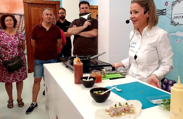 La chef Teresa Gutiérrez preparó en el stand de la Diputación de Albacete un bacalao con pisto manchego