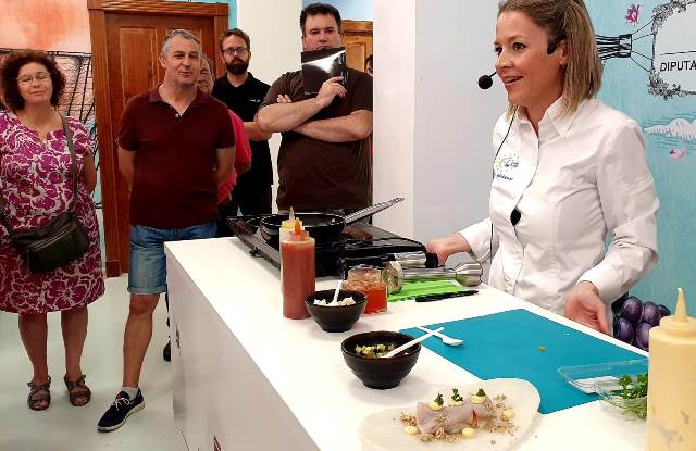 La chef Teresa Gutiérrez preparó en el stand de la Diputación de Albacete un bacalao con pisto manchego