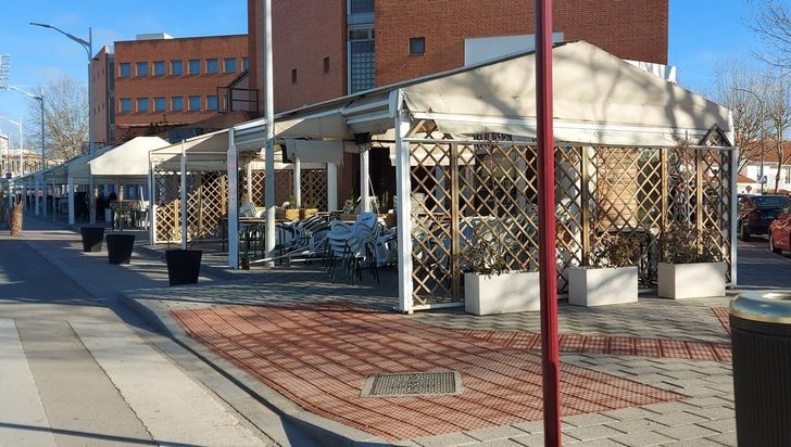Preparativos de terrazas en Albacete este jueves, a horas de la vuelta a la actividad.