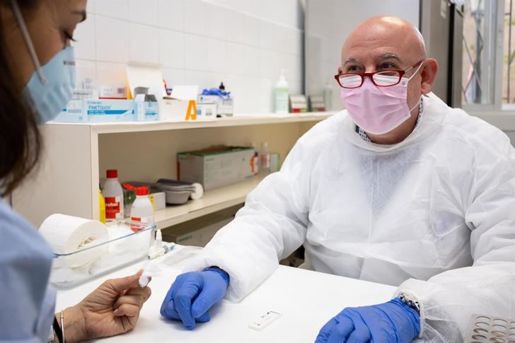 Los test rápidos sólo se realizarán a pacientes ingresados en hospitales y leves que estén en residencias