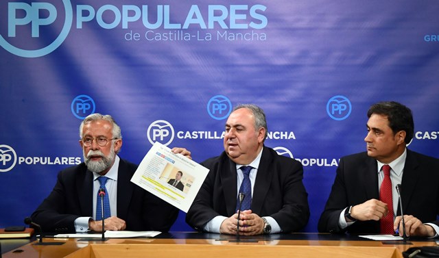 Los alcaldes de Talavera y Cuenca acompañando al responsable del PP, Vicente Tirado.