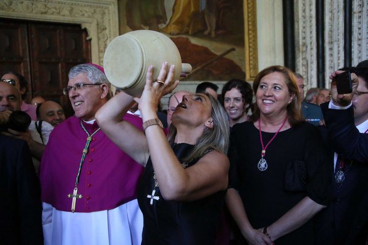 Los botijos del 'agua de la Virgen' vuelven a llenar la Catedral de Toledo