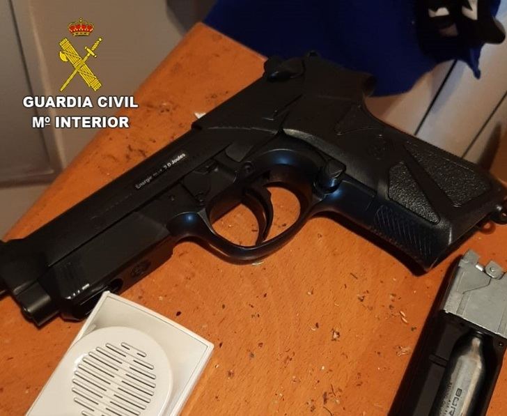 La Guardia Civil reduce a una persona que hizo varios disparos a la calle con un , en Fuensalida (Toledo)