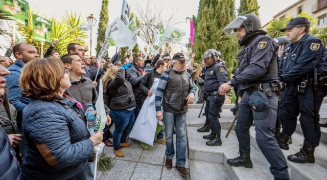 Tensión, incidentes y cargas policiales en la protesta de los agricultores que piden en Toledo a la Junta una solución para las plagas de conejos