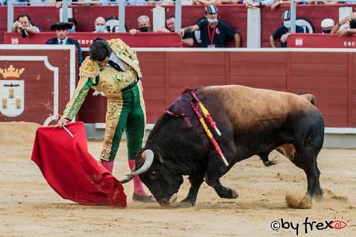 Paco Ureña abrió la ‘Puerta Grande’ en la plaza de toros de Albacete en una tarde casi plomiza