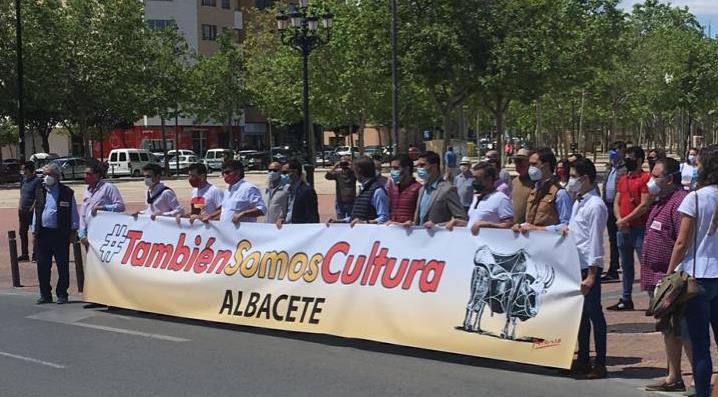 Alrededor de 1.000 personas pidieron en Albacete apoyo para la fiesta de los toros