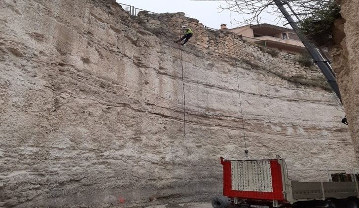 Comienzan las obras en la CM-3201 en Alcalá del Júcar, afectada por desprendimientos de rocas