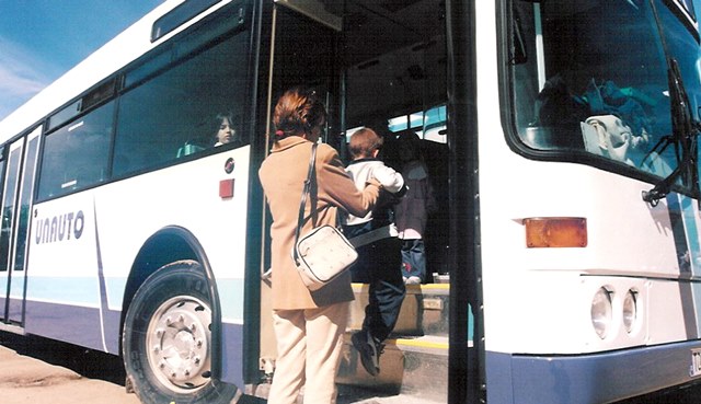 Imagen de archivo de transporte escolar.