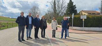 Visita de autoridades a Vianos para supervisar obras de la CM-3216 con inversión de 137.000 euros