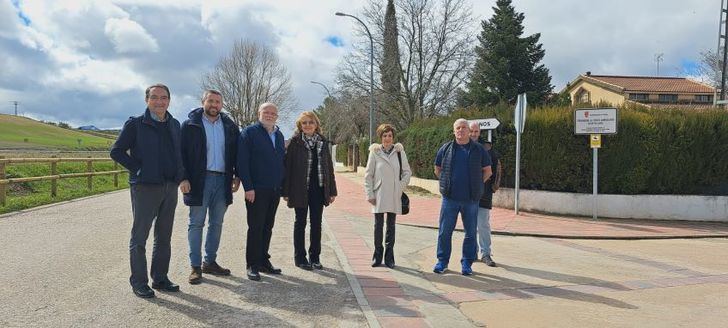 Visita de autoridades a Vianos para supervisar obras de la CM-3216 con inversión de 137.000 euros
