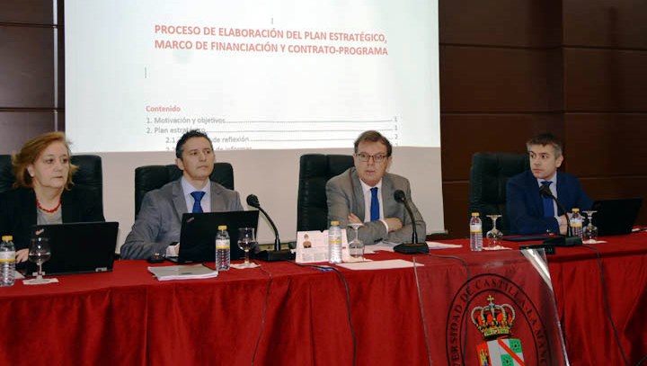 Un momento de la reunión del consejo de gobierno de la UCLM.