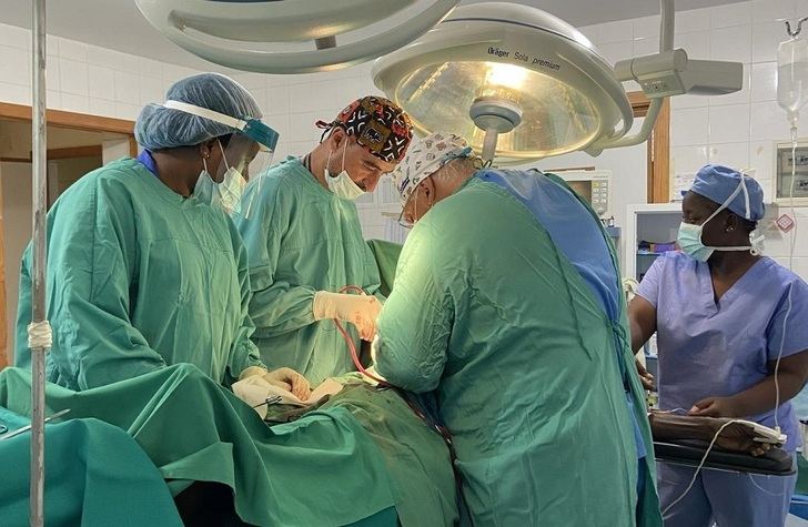 Profesionales del hospital de Albacete llevan a cabo una misión urológica en Liberia, operando a 31 pacientes