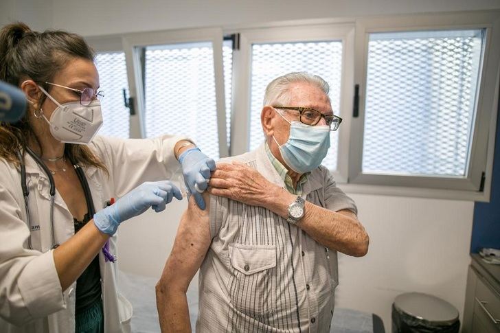 La Junta de Castilla-La Mancha insiste en que las vacunas son la mejor herramienta para salvar vidas