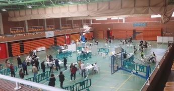Primer día de vacunación masiva en el pabellón Feria de Albacete