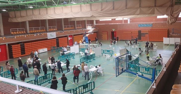 Primer día de vacunación masiva en el pabellón Feria de Albacete