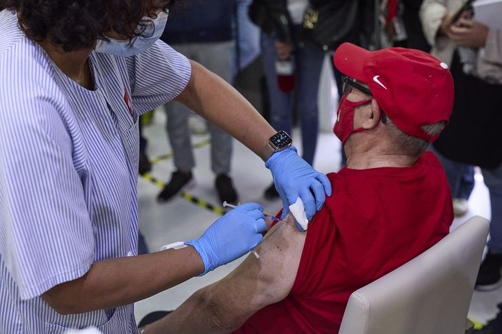 Más de 860.000 españoles han recibido ya la tercera dosis de la vacuna contra la COVID-19