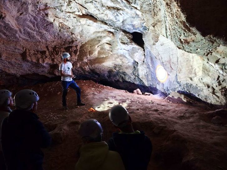 Aýna impulsa el turismo sostenible con un vehículo eléctrico para visitas a la Cueva del Niño