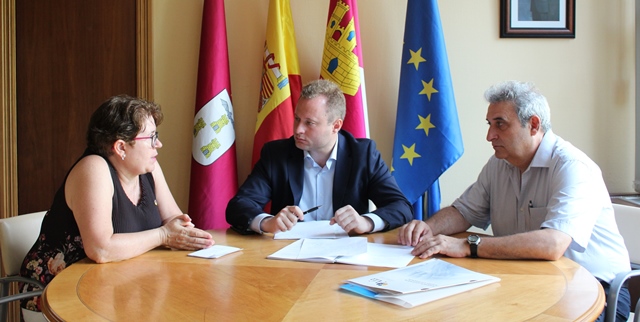 El alcalde de Albacete escucha las preocupaciones de los familiares de enfermos de Alzheimer