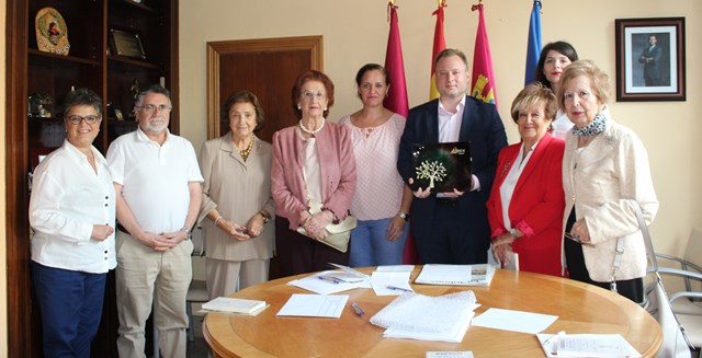 La Asociación de Alumnos de la Universidad de la Experiencia presenta al alcalde de Albacete su programación de este curso