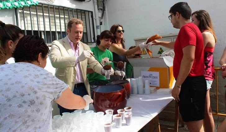 Chocolatada en el barrio Sepulcro Bolera de Albacete con presencia del alcalde