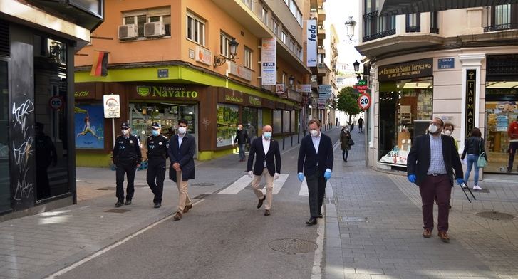El alcalde de Albacete y su equipo de gobierno, felices con las nuevas calles peatonales