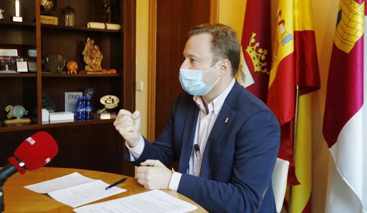 El PP vuelve ‘a la carga’ y pide al alcalde de Albacete que entrega la documentación sobre los contratos con su empresa