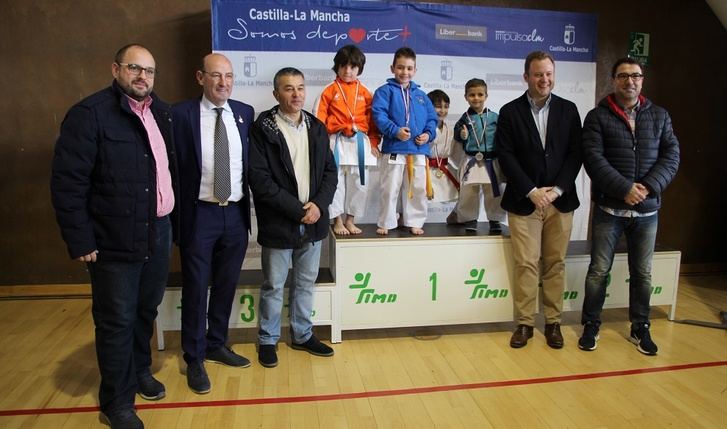 El alcalde asiste al campeonato regional de karate en edad escolar que se celebra en Albacete