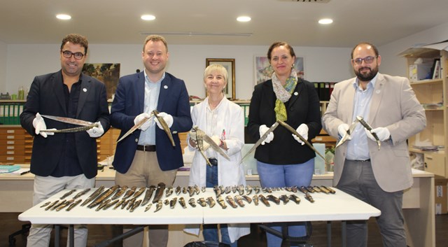 El Museo de la Cuchillería de Albacete recibe en depósito una colección de 600 navajas antiguas de un coleccionista holandés
