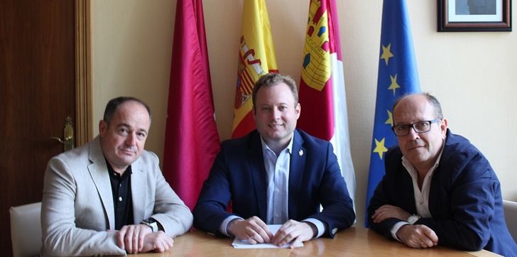 Vicente Casañ se reúne con el nuevo directo de la UNED y con representantes de Aidiscam