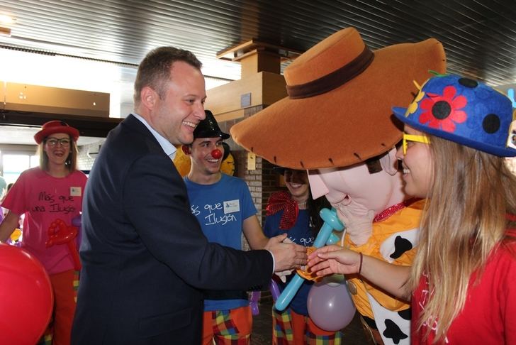 Los voluntarios de 'Más que una ilusión' intentan arrancar sonrisas a los niños hospitalizados en Albacete