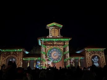 El videomapping ‘Feliz (y loca) Navidad. ’ en la Puerta de Hierros de Albacete contó con más de 5.000 asistentes