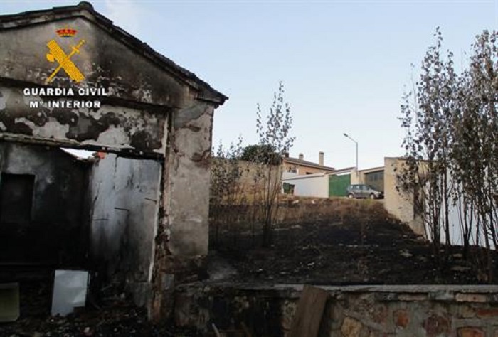 Investigados dos jóvenes por incendiar una casa deshabitada y varios contenedores en Villapalacios (Albacete)
