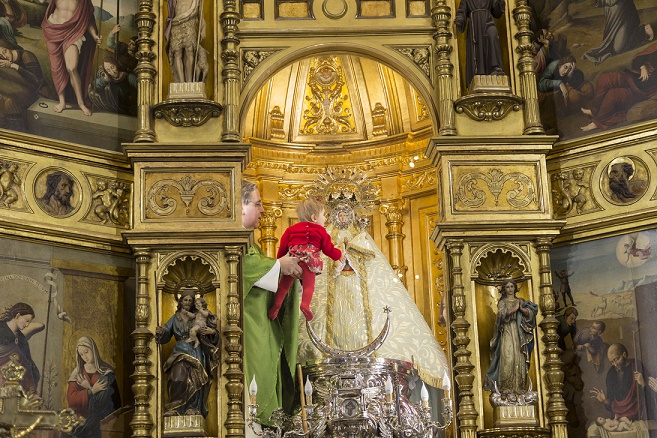 La Virgen de los Llanos abre su camarín para los niños en la catedral de Albacete