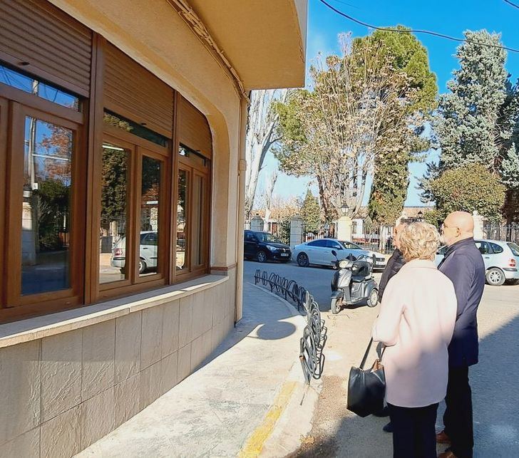 El delegado de la Junta visita Madrigueras para supervisar mejoras en el ‘Hogar del Jubilado’