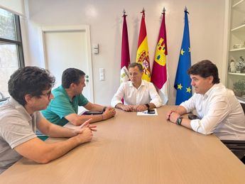 El alcalde Manuel Serrano da la bienvenida al nuevo secretario general de CCOO en Castilla-La Mancha, Javier Ortega