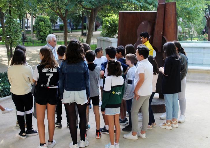 Escolares de La Roda realizan visitas guiadas para conocer la exposición “Arte en la calle”