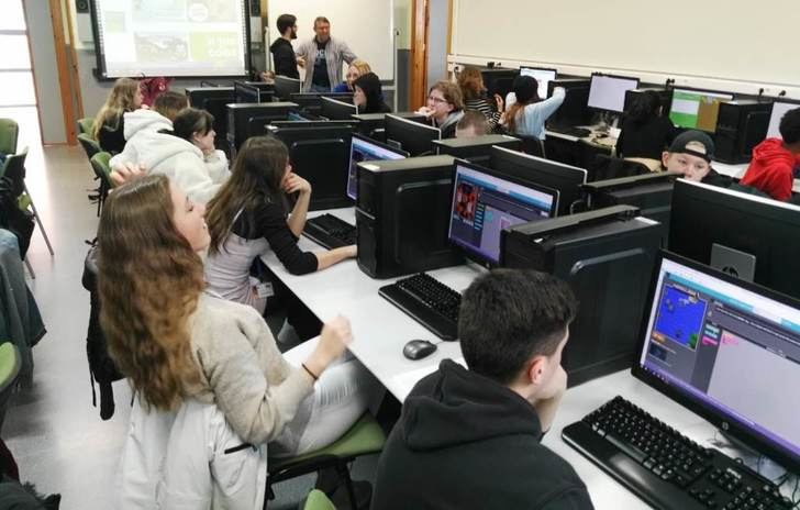 Estudiantes del IES Andrés de Vandelvira visita la Escuela Superior de Ingeniería Informática de Albacete
