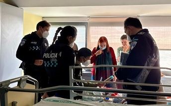 La Policía Local de Albacete brinda alegría a niños hospitalizados con visitas en Pediatría