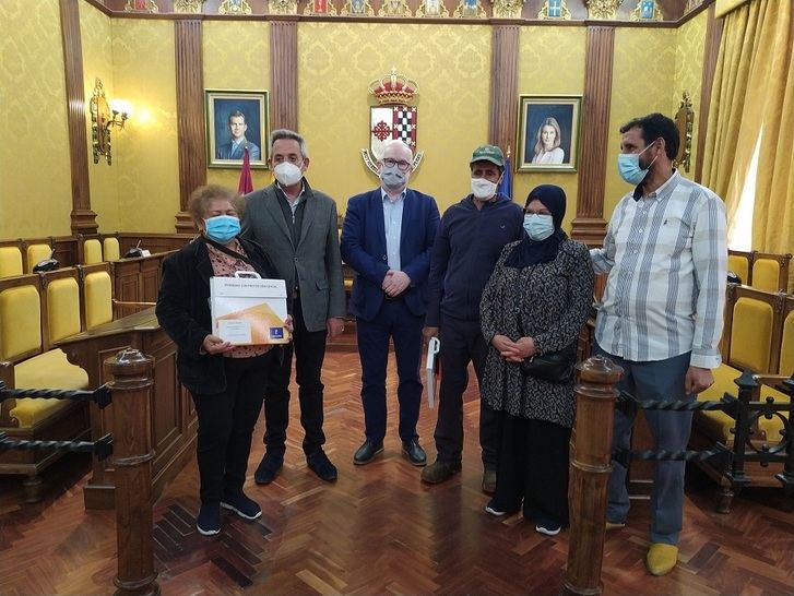 Cinco familias con bajos ingresos de Valdepeñas reciben viviendas de protección oficial tras su rehabilitación